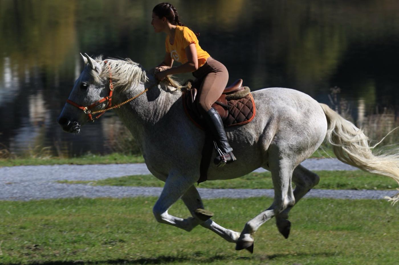 Anna à cheval dans la vallée
